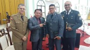 Deus é poderoso e está em nosso meio