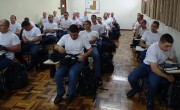Lavando literaturas evangélicas para os Alunos